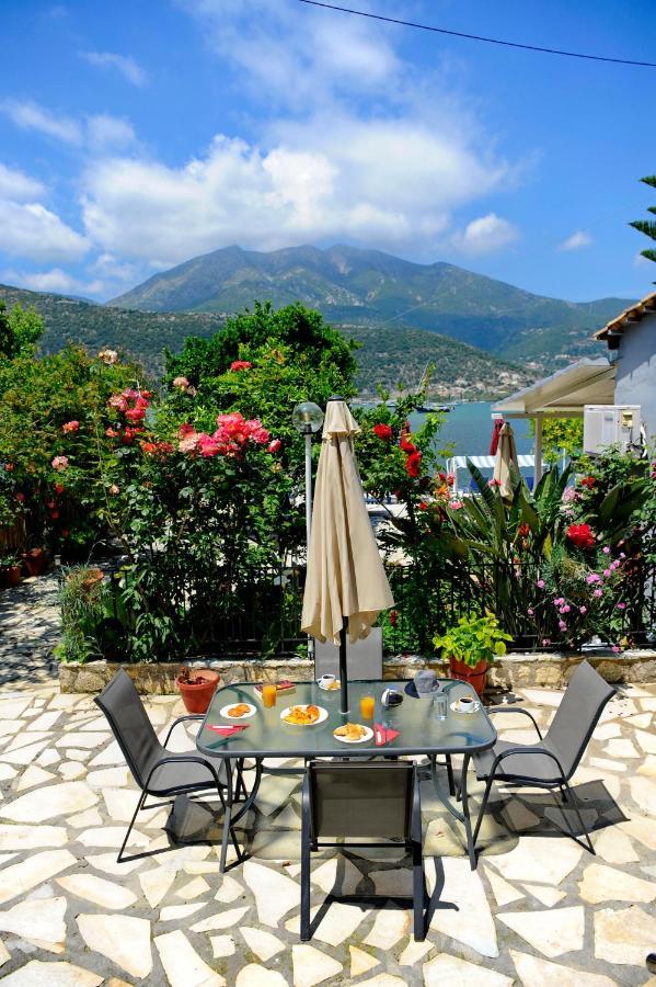 Spiros House And * Yénion